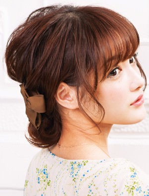 簡単ねじりヘアでレディな表情をメイク♪top