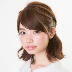 梅雨の時期にぴったり!髪の広がりを抑える簡単アレンジ ヘアアレンジ ミディアムヘア