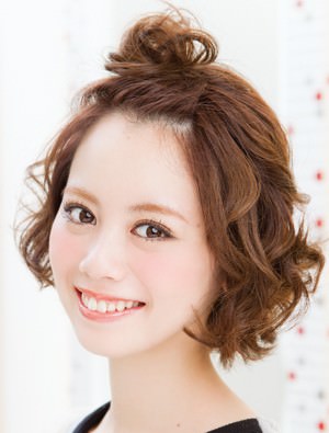 おでこ見せでアクティブに 前髪おだんごならアクセ不要 ヘアレシピ 頭美人