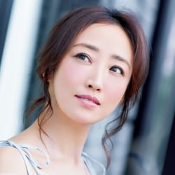 梅雨時にぴったり♡クセを生かしたシニヨンスタイル　ヘアアレンジ　ミディアムヘア