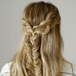 後ろ姿は個性的♡フィッシュボーンハーフアップ ヘアアレンジ ロングヘア