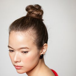モードとエレガントを両立する大人シニヨン ヘアアレンジ ロングヘア