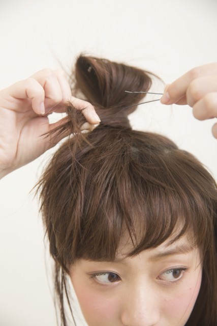 ウエットヘアでタイトなおだんごアレンジ