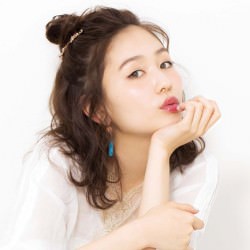 無造作感がかわいい！お団子ハーフアップ　ヘアアレンジ　ロングヘア