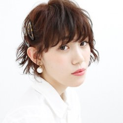 耳出しポイントアレンジ ヘアアレンジ ショートヘア