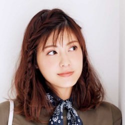 大人の可愛げを加える細三つ編み ヘアアレンジ ミディアムヘア