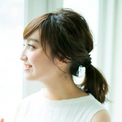 「シンプルなのにおしゃれ」って言われる、ひとつ結び ヘアアレンジ ミディアムヘア