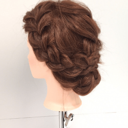 表編み込みと裏編み込みを使った、上品なアップスタイル　ヘアアレンジ　ミディアムヘア