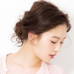 ラフな雰囲気に♡ねじり低めシニヨン　ヘアアレンジ　ミディアムヘア