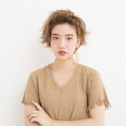 ニュアンスのある表情に。ポンパドール風アレンジ ヘアアレンジ ショートヘア