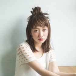 やんちゃ感のあるおだんごとストレートヘアの絶妙バランス　ヘアアレンジ　ミディアムヘア