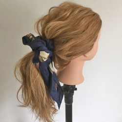 ポニーテールのちょい足しヘアアレンジ♪スカーフポニテの作り方 ヘアアレンジ ミディアムヘア