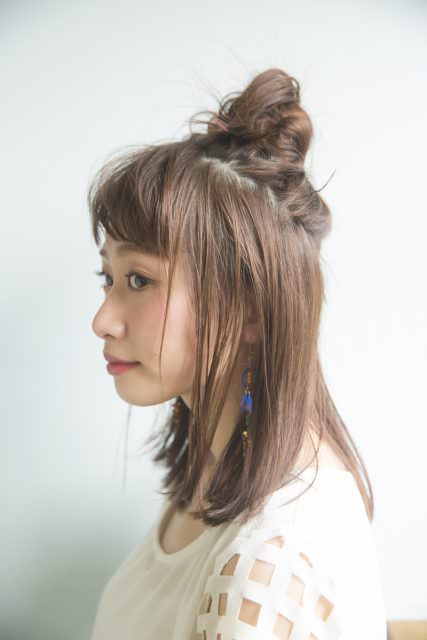 やんちゃ感のあるおだんごとストレートヘアの絶妙バランス