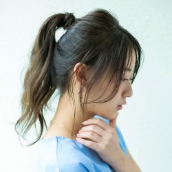 暑い日を乗り切るシンプルポニー ヘアアレンジ ロングヘア