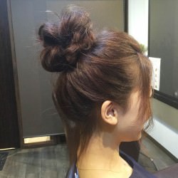 ゆるっとまとめて今風アレンジ!ザックリお団子メッシーバン ヘアアレンジ ロングヘア