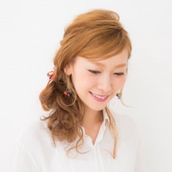 キャップをかぶれば『青空エール』のつばさ風にも！かわいい横結びアレンジ　ヘアアレンジ　ロングヘア