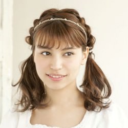編み込みを加えたおしゃれツインテール ヘアアレンジ ミディアムヘア