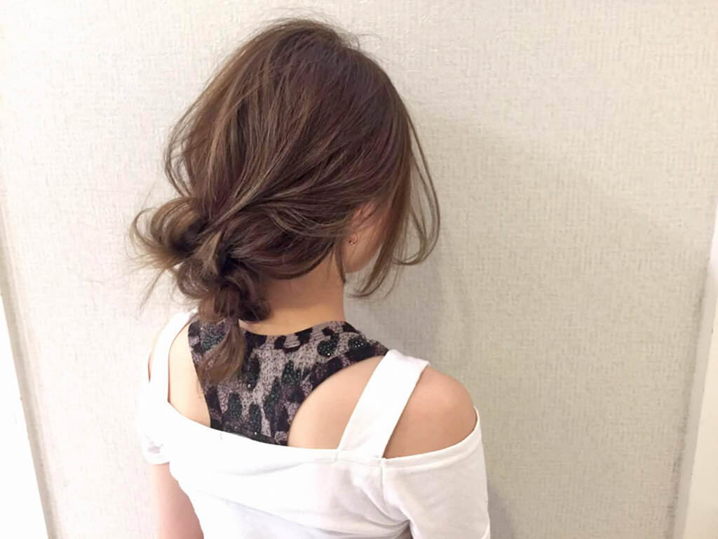 結んでくくるだけのノットヘアーで無造作ヘア♪秋ヘアアレンジTOP