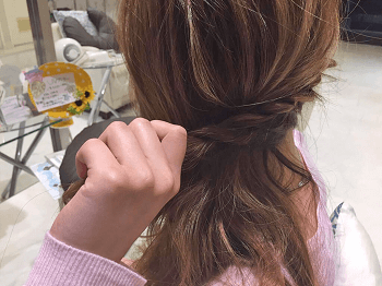 いつものロングヘアにプラス！エレガントなサイド流しヘア3