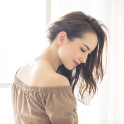 篠原涼子みたいな女っぽいワンサイドスタイル ヘアアレンジ ロングヘア