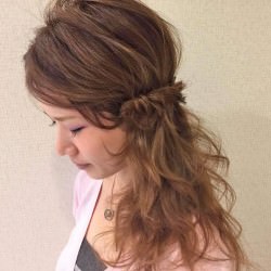 いつものロングヘアにプラス!エレガントなサイド流しヘア ヘアアレンジ ロングヘア