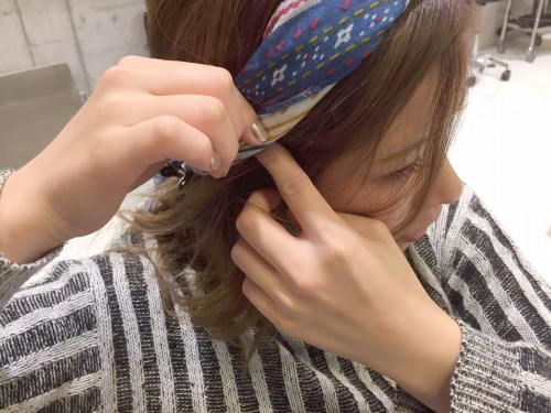 スカーフ×三つ編みで石原さとみ風ヘアアレンジ2