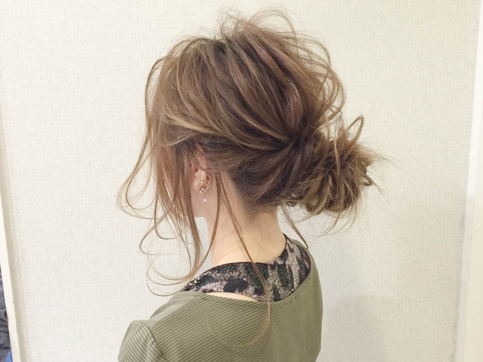 メッシーバンのアップスタイルヘアアレンジTOP