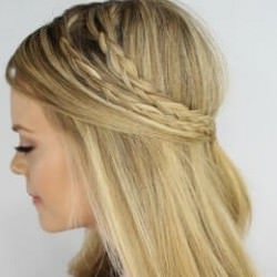 三つ編みで作るティアラ風ハーフアップ　ヘアアレンジ　ロングヘア