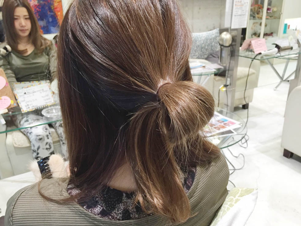 メッシーバンのアップスタイルヘアアレンジ1