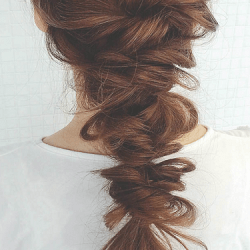 くるりんぱの進化形!上品で可愛い「トロワツイスト」 ヘアアレンジ ロングヘア