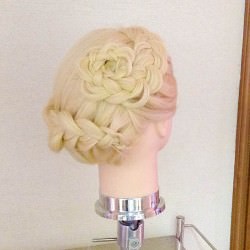 特別な日にぴったり♡大きな薔薇の編み込みアレンジ ヘアアレンジ ロングヘア