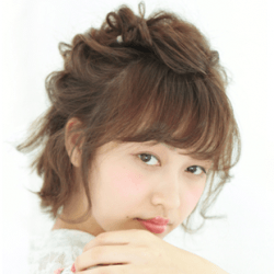 外ハネが色っぽい抜け感ウェーブのハーフアップアレンジ ヘアアレンジ ショートヘア