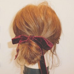 ベロアリボンが似合う！ふんわりお団子アレンジ　ヘアアレンジ　ミディアムヘア