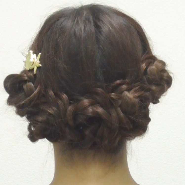 三つ編みで作る華やかアップヘア完成