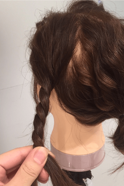 くせ毛をオシャレに！ウェーブヘアを活かしたボブのアップスタイル3