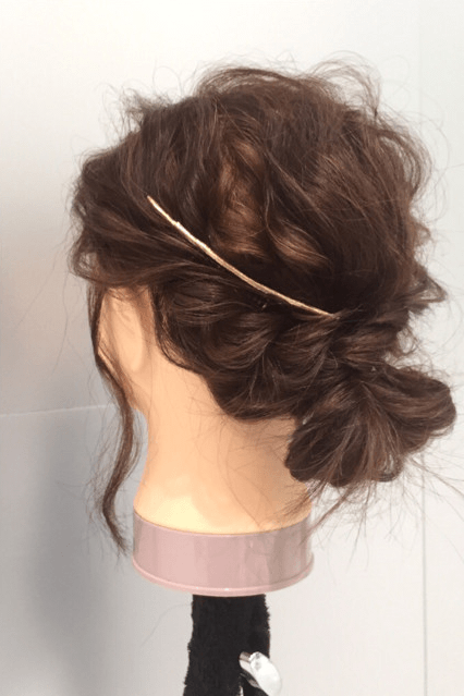 くせ毛をオシャレに！ウェーブヘアを活かしたボブのアップスタイルTOP