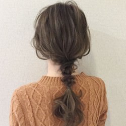 こなれ感たっぷりのちょっと珍しいクロスローポニー　ヘアアレンジ　ロングヘア