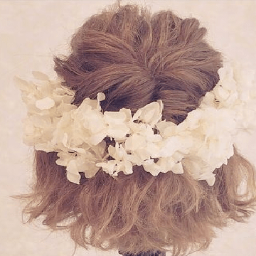 花嫁さんにおすすめ♪華やかフラワーヘアアレンジtop