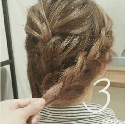 手が込んで見える！ミディアムヘアのまとめ髪3