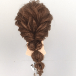 いつもと違うアレンジを！個性派ポニーテール　ヘアアレンジ　ロングヘア