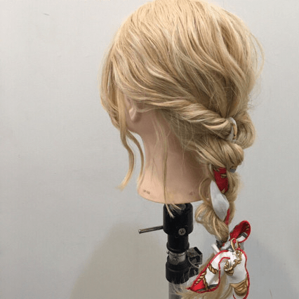 スカーフ 三つ編みで出来るオシャレアレンジ ヘアレシピ 頭美人