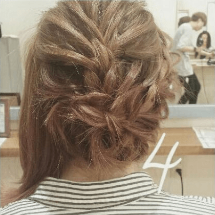 手が込んで見える！ミディアムヘアのまとめ髪4