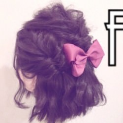 黒髪と真っ赤なリボンが相性抜群!ショートハーフアップ ヘアアレンジ ショートヘア