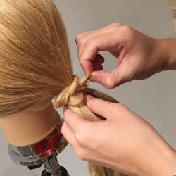第二段☆ヘアピン不要!結び目のゴムの隠し方☆ ヘアアレンジ ミディアムヘア