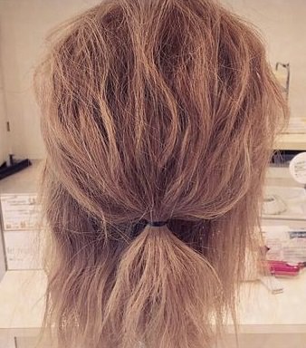 ショートヘアにおすすめ！ゴールドのピンを使った可愛いアレンジ1