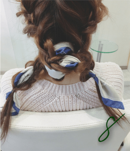 編み込みにスカーフ！格上げ大人ヘアアレンジ8