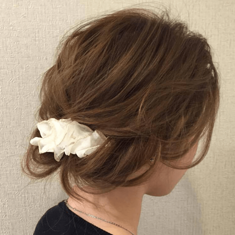 シュシュを上手に使ったギブソンタック風アレンジ ヘアレシピ 頭美人