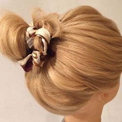 スカーフを巻き付けるだけ！ワンランク上のお団子ヘア　ヘアアレンジ　ミディアムヘア