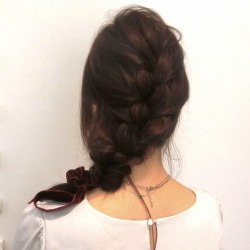 編み込みとくるりんぱで作る☆大人可愛い片寄せヘアアレンジ ヘアアレンジ ミディアムヘア