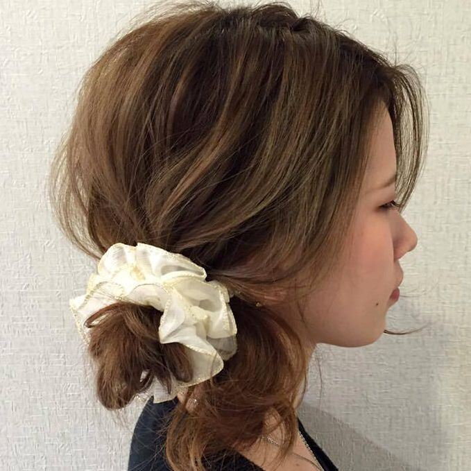 シュシュを使った簡単 大人可愛いサイド寄せアレンジ ヘアレシピ